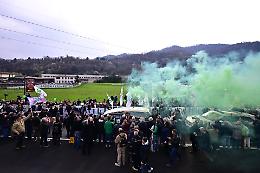 Il video dei funerali di Bossi, dagli appalusi per il Senat&ugrave;r alla contestazione contro Salvini: &laquo;Molla la camicia verde&raquo;