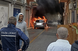 Santa Croce, auto in fiamme nel cuore della citt&agrave;