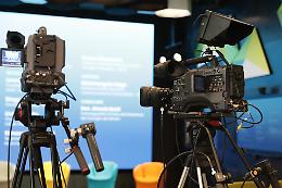 &ldquo;Roma, via degli Angeli: telecamera in frantumi, microfoni a terra&rdquo;. Aggredita una troupe Rai davanti a un alloggio occupato legato agli anarchici