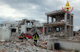 Esplosione a Piana del Sole a Roma: palazzina crollata, due feriti gravi, circa 70 persone in strada