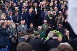 Bossi, applausi, bandiere e cori a Pontida: tutti i presenti dal contestato Salvini a Mario Monti