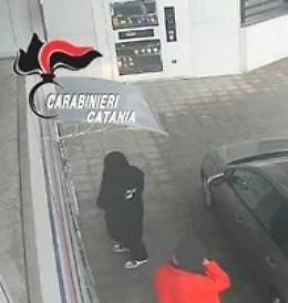 Ruba una carta acquisti e la usa per fare la spesa al supermercato: denunciato