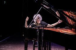 I dolori di Giovanni Allevi: "Sono come la Sicilia, cado ma mi rialzo sempre"