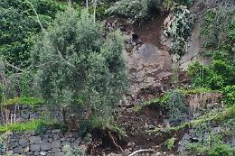 Un masso si stacca dalla Timpa e finisce in un parcheggio: strada chiusa e sopralluogo della Protezione civile