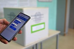 Foto al seggio "quasi plateale": elettore bloccato alla scuola Cavour