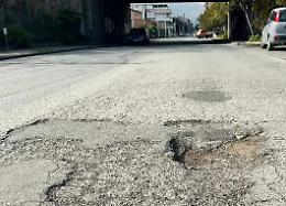 Taormina sommersa dalle buche: proteste alle stelle 