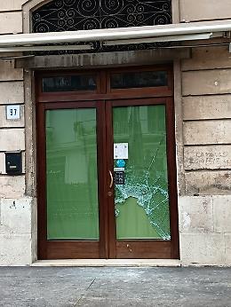 Ma che sta succedendo nella tranquilla Modica? Presa di mira anche la vetrata di una pizzeria