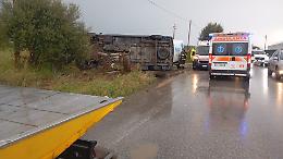 Comiso-Santa Croce, asfalto scivoloso. Furgone si ribalta: due feriti