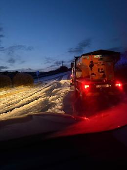 Nelle zone montane del Ragusano, protezione civile in azione per ripulire le strade dal nevischio