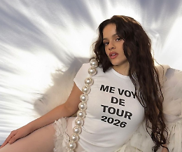 Paura per Rosalia al Forum di Assago:  "Mi dispiace mi devo fermare"