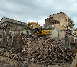 &Egrave; stata avviata la demolizione del palazzo crollato a dicembre in via Naumachia