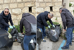 Comiso, l'assessore che rovista tra i rifiuti: "Chi sporca la citt&agrave;, prima o poi mi trova alla porta"