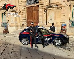 Scicli, girava per le strade cittadine con un'ascia in mano: denunciato