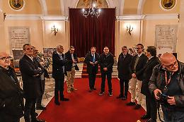 L'anima di Agrigento in uno scatto: la Settimana Santa di Giuseppe Greco nel foyer del Pirandello