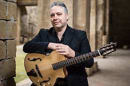 Francesco Buzzurro porta 'Migrantes' a InterSezioni: un viaggio in musica tra speranza e umanit&agrave;