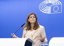 Ilaria Salis svegliata all'alba da un controllo preventivo: "L'Italia &egrave; ormai un regime". Esplode la polemica