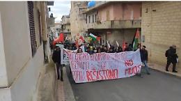Il corteo No Muos a Niscemi: case, scuole e ospedali al posto delle spese militari