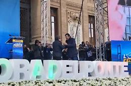 Enzo Bianco sul palco dei S&igrave; Ponte: &laquo;Io sempre favorevole, non cambio idea&raquo;. E a Salvini: &laquo;Saremo al tuo fianco&raquo;