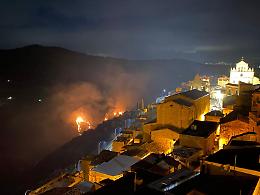 Monterosso Almo, incendio notturno lambisce il centro abitato
