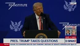 &laquo;Amo circondarmi di perdenti&raquo;: lo show di Trump a Miami spiazza i giganti della finanza 