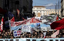 Il corteo No Kings per un mondo senza re e senza armi: il filo rosso che unisce Roma, Londra e gli USA