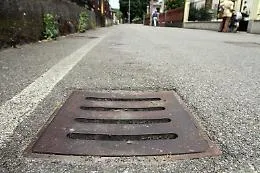 Cinquanta tombini rubati in una notte: citt&agrave; sotto scacco, &egrave; allarme sicurezza stradale