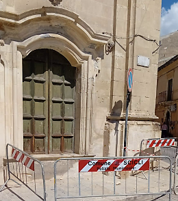Scicli, cadono calcinacci dal prospetto della chiesa Madre: l'area messa in sicurezza