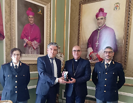 Il questore di Ragusa consegna l'olio di Capaci al vescovo La Placa