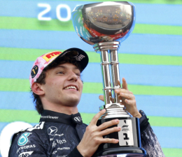 Kimi Antonelli trionfa al GP del Giappone: secondo successo consecutivo e nuovo leader del mondiale