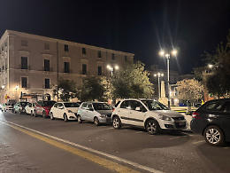 Auto invadenti negli stalli per moto a Catania: lo scatto da piazza Cutelli