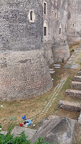  Piazza Federico di Svezia pedonalizzata ma il Castello Ursino &egrave; trascurato
