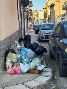 Vittoria, in via Rattazzi cumuli di rifiuti: "Un problema che si ripete"