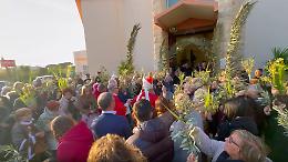 Marina di Modica, il vescovo di Noto nella parrocchia Maria Assunta in occasione della Domenica delle palme