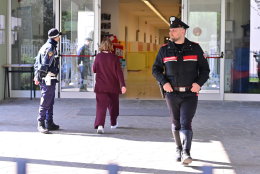 La prof accoltellata da un suo studente torna a casa dall'ospedale e all'aggressore d&agrave; un consiglio