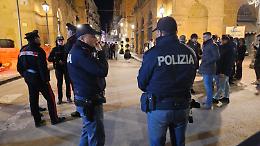 Movida, pugno duro delle forze dell'ordine: una denuncia per alcol ai 15enni e 80 multe per sosta selvaggia