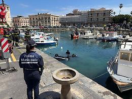 Sbaglia manovra e con l'auto finisce in acqua dentro il porto: madre e figlia salvate a Siracusa