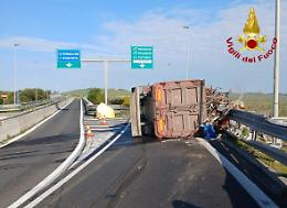 Camion carico di materiale ferroso si ribalta sulla Statale 194 verso Catania: ferito il conducente