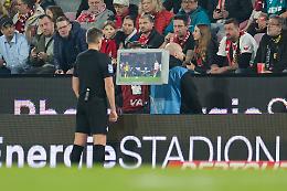 Pi&ugrave; tecnologia e meno perdite di tempo: tutte le nuove regole introdotte dall'Ifab che cambieranno il calcio