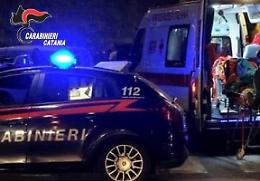 Tenta di uccidere il fratello a coltellate mentre guarda la tv: arrestato 43enne