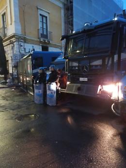 Sgomberata l'ex palestra e poi centro sociale  di piazza Lupo. Iniziato l'abbattimento