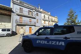 Morte avvelenate, si brancola ancora nel buio: si cercano altri indizi nella casa di Sara e Antonella