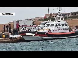 Tragedia a Lampedusa: 19 cadaveri e 5 migranti recuperati, tra cui un bambino in condizioni critiche