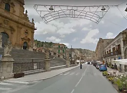 Pirata della strada in centro a Modica: perde il controllo dell'auto, travolge i veicoli in sosta e fugge