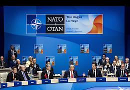 La minaccia di Trump di uscire dalla Nato scuote le cancellerie europee: ma pu&ograve; farlo davvero?