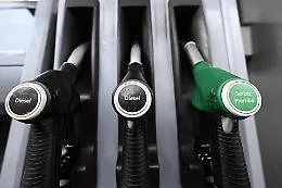 La benzina schizza sopra i due euro, ai massimi dal 2023