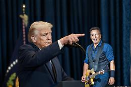 Trump attacca Springsteen: &laquo;Un perdente, sembra una prugna secca&raquo;