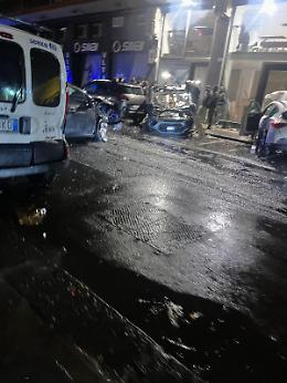 Spettacolare incidente a Catania, cinque auto coinvolte e quattro feriti: la dinamica un giallo 