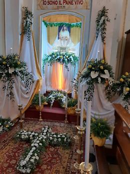 Il fascino dei Sepolcri del Gioved&igrave; Santo tra silenzio e luce