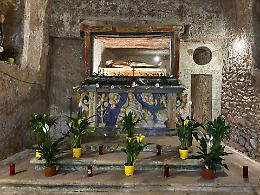 Scicli, il sepolcro nella chiesa rupestre del Calvario affascina i fedeli e i turisti
