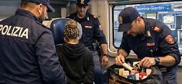 Furto in negozio, rintracciata sul treno e denunciata: recuperata la refurtiva